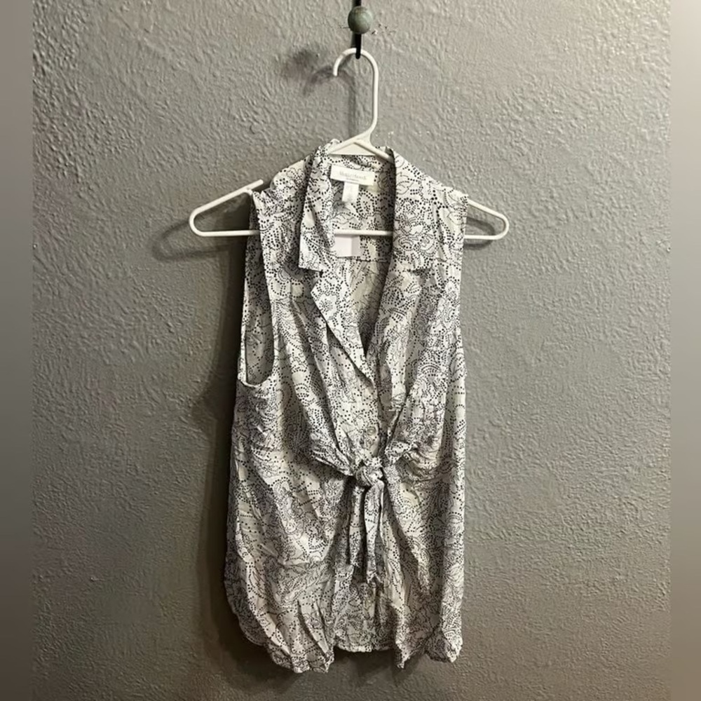Sleeveless Tie-Front Paisley Print Top - White/Black